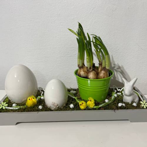 Osterdeko auf Tablett mit Blumentopf