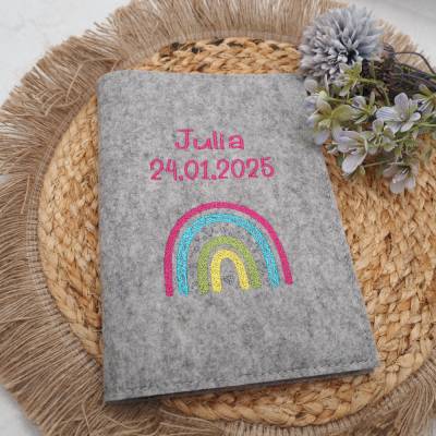 Personalisierte U-Hefthülle Regenbogen aus Wollfilz – bestickt & individuell