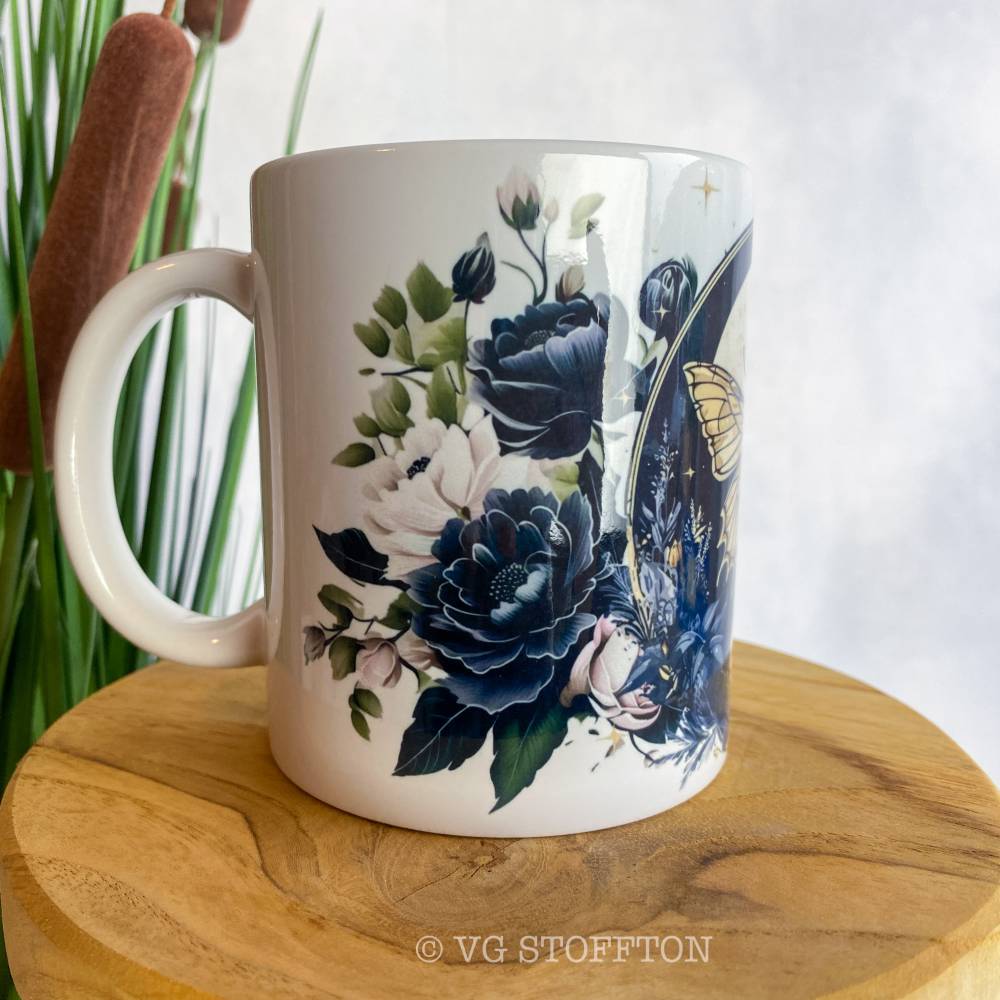 Mystische Tasse mit Motte & Mond | Kaffeetasse 330 ml | Blumen Motiv