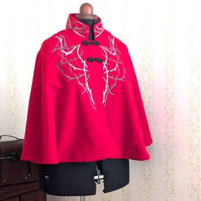 Besticktes Cape aus blutrotem Wollstoff mit Stickerei im Fantasystil