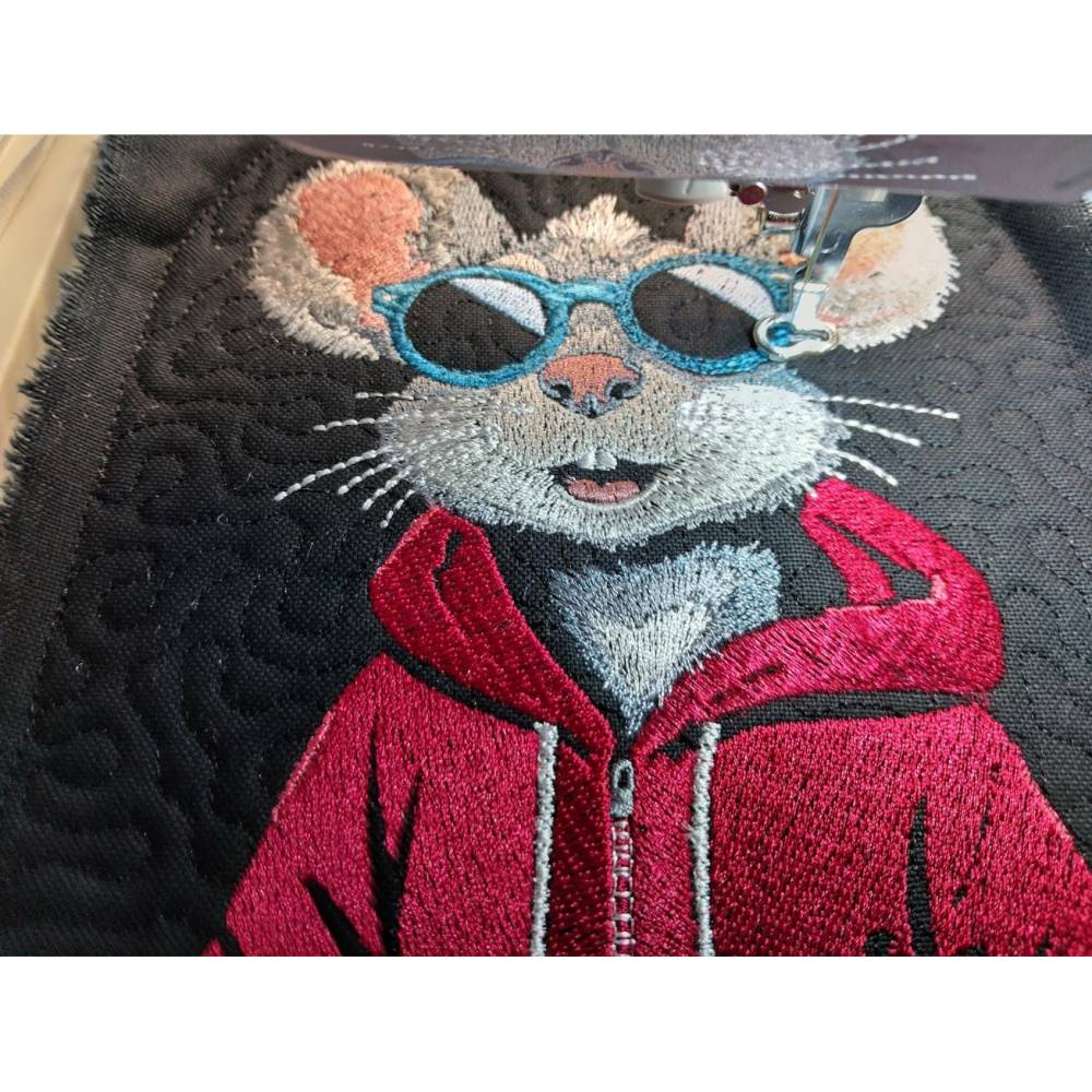 Maschinen Stickdatei Frau Maus cool – Lichteffekt, vielseitig & individuell für Hoodies, Kissen & mehr Bild 2