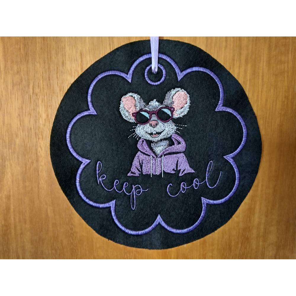 Maschinen Stickdatei Frau Maus cool – Lichteffekt, vielseitig & individuell für Hoodies, Kissen & mehr Bild 5