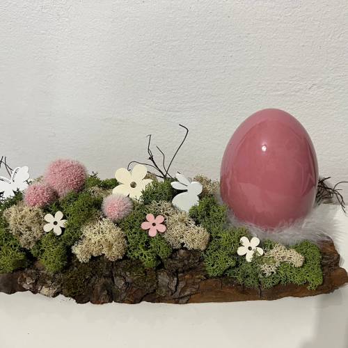 Ostergesteck auf einer Baumrinde