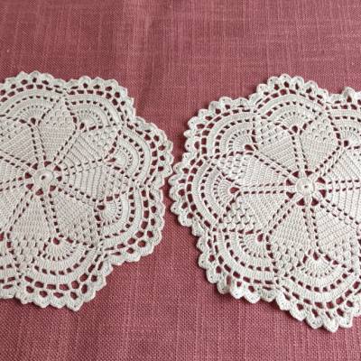 VINTAGE - Deckchen-Set - helllbeige - 2 Häkeldeckchen