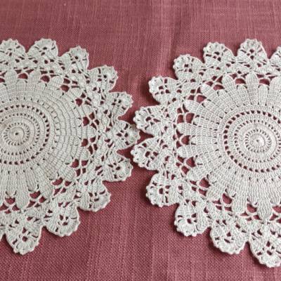 VINTAGE - Deckchen-Set - helllbeige - 2 Häkeldeckchen