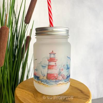 Trinkglas 400 ml mit Henkel, Deckel & Kunststoff-Strohhalm | Glas für kalte & warme Getränke | Leuchtturm Strand