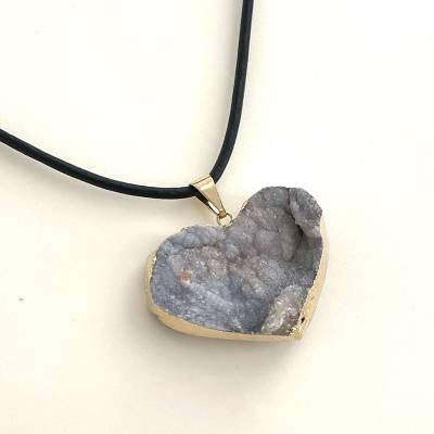 Halskette mit Chalcedon Herz No2, Naturbruch, Kette aus Echtleder