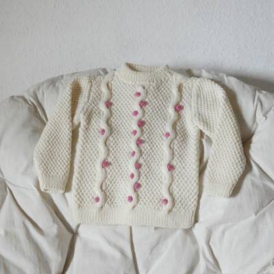 Gr. 92-98 Handgestrickter Kinderpullover mit Noppen.