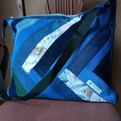 Schultertasche mit schrägen Jeansstreifen aus alten Jeanshosen
