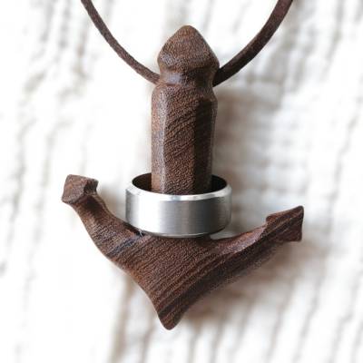 Sapeli Anker Kettenanhänger als Ringhalter. Unikat, natürliches Material, Holzschmuck aus Antikholz
