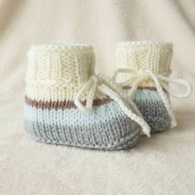 Gestrickte Babyschuhe in Grau, Salbei, Braun & Creme – Strickschuhe Baby - Geschenk zur Geburt, 3-6 Monate, Finkli