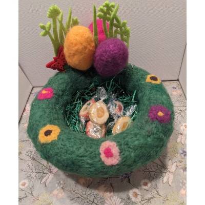 Befüllbares Osternest mit bunten Filzeiern, hergestellt mit Nadelfilztechnik