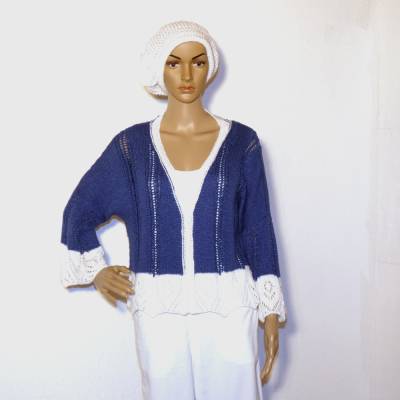 Handgestrickte Damenjacke in Weiß/Blau.