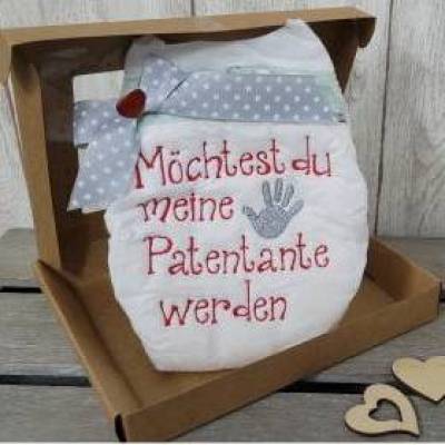 Bestickte Windel mit Spruch: MÖCHTEST DU MEINE PATENTANTE WERDEN