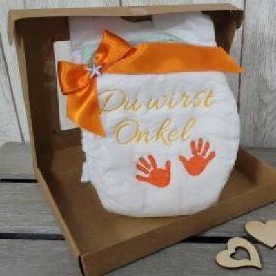 Bestickte Windel mit Spruch: DU WIRST ONKEL