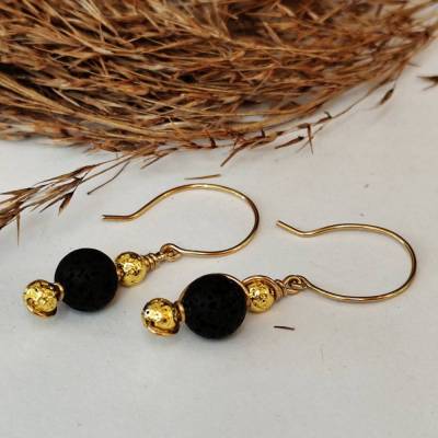 Elegante Damen Ohrringe aus 24ct vergoldetem 935 Silberdraht mit Lavasteinperlen – 4,5 cm Länge