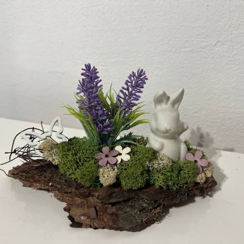 Osterdeko auf Baumrinde