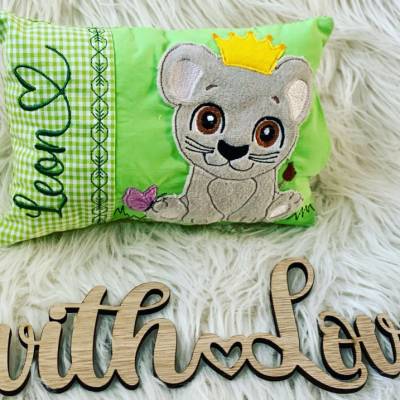 Stickdatei Löwe Kissen In The Hoop Set 835 – Maschinenstickerei für Erinnerungs­kissen zur Geburt
