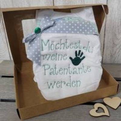 Bestickte Windel mit Spruch: MÖCHTEST DU MEINE PATENTANTE WERDEN