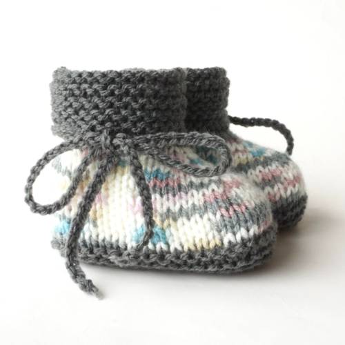 Babyschuhe gestrickt Strickschuhe Baby grau pastell meliert Handarbeit Geschenk Geburt 3-6 Monate