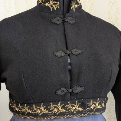 Regency Spencer Wollstoff bestickt mit Posamentenverschlüssen