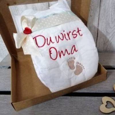 Bestickte Windel mit Spruch: DU WIRST OMA
