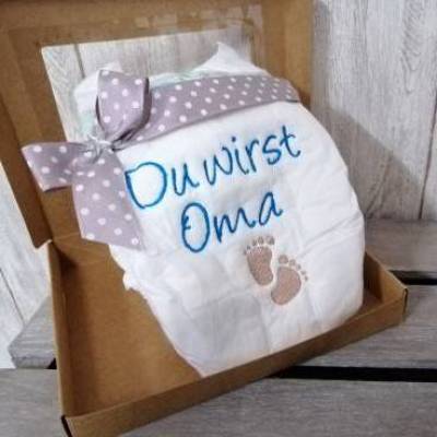 Bestickte Windel mit Spruch: DU WIRST OMA