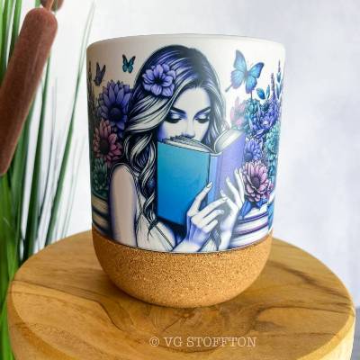 Tasse mit Korkboden & Deckel – Keramikbecher 300 ml | Geschenkidee Kaffee & Tee, stilvoll | Lesemädchen Bücher