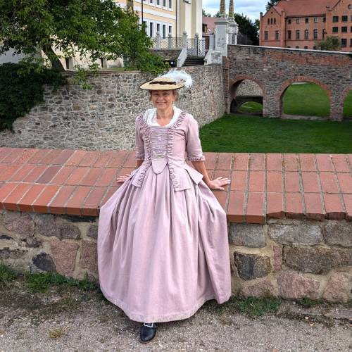 Zweiteiliges Kleid aus Leinen oder Seide im Stil des 18. Jahrhunderts mit Stickerei