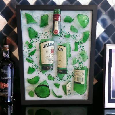 Jameson Irish Whiskey Wandbild 3D – Broken Bottle Art mit Epoxidharz – Upcycling Bar Wanddeko – Shadowbox Unikat