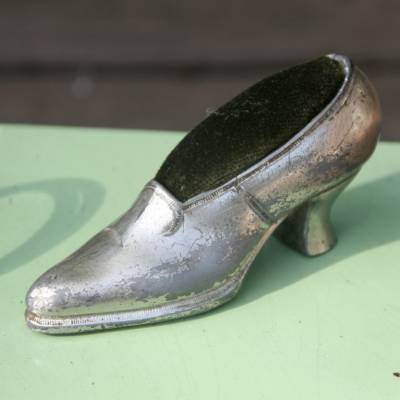 Antikes Nadelkissen Schuh Metall 30er Jahre