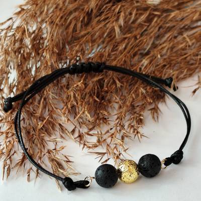 Schnurarmband mit schwarzen und goldenen Lava Stein Perlen