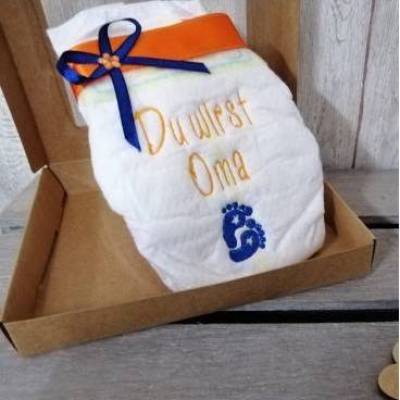 Bestickte Windel mit Spruch: DU WIRST OMA