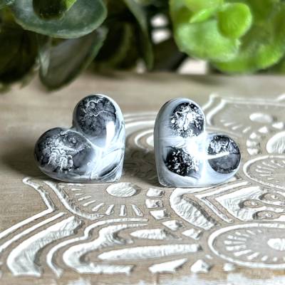 Elegante Herz-Ohrstecker aus Harz in Schwarz-Weiß | Edelstahl, 2x2 cm | Zeitloses Design ,perfektes Geschenk
