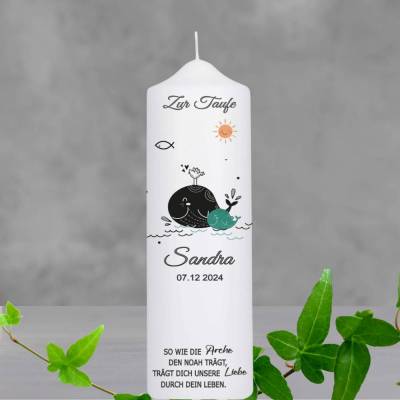 Die Taufkerze "Wallfisch" mit ihren strahlenden blauen Farben ist ein ideales Taufgeschenk sowohl für Jungen und Mädchen