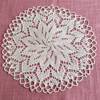 VINTAGE - wundervolles Strickdeckchen - beige -  22 cm