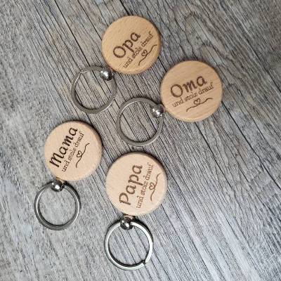 Schlüsselanhänger / Holz / Rund / Mama / Papa / Oma / Opa / und stolz darauf /mit Namen