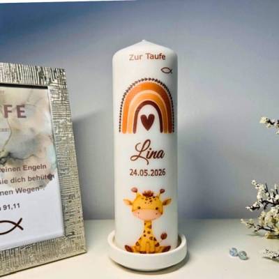 Die Taufkerze mit niedlichem Giraffen- und Regenbogenmotiv für Jungen und Mädchen besticht durch ein modernes Design