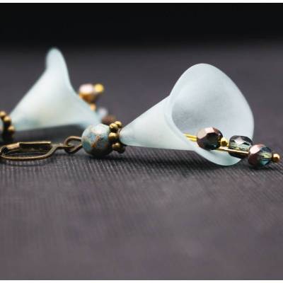 Blüten Ohrringe eisblau hellblau, romantisch, Brautschmuck Hochzeit, Geschenk Freundin Schwester