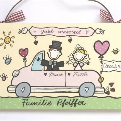 Türschild aus Holz mit Name personalisiert - exklusives Hochzeitsgeschenk für das Brautpaar - besonderes Geschenk zum Hochzeitstag - individuelles Haustürschild mit Braut und Bräutigam in einem Auto