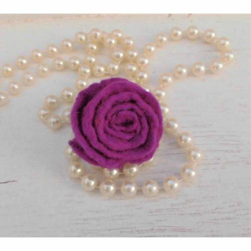 gefilzte Blume Filzbrosche Filzrose dunkeles fuchsia purple