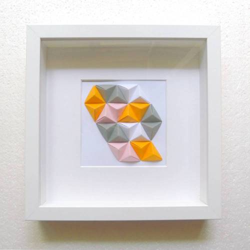 Orange-rosa-graue Tetraeder // 3D-Bild aus Origami im Objektrahmen