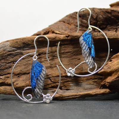 Handgemachte Creolen aus Sterling Silber mit blauen Glitzer-Feenflügel