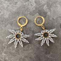 Handgefertigte Ohrhänger grau gold – Boho Ohrschmuck mit japanischen Saatperlen & Swarovski Elements