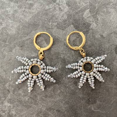 Handgefertigte Ohrhänger grau gold – Boho Ohrschmuck mit japanischen Saatperlen & Swarovski Elements