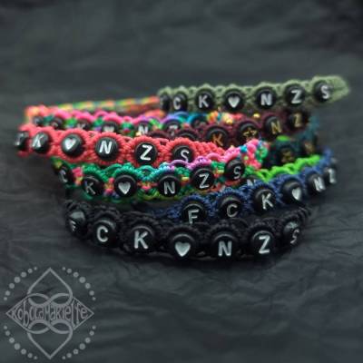 FCK NZS Armband mit schwarzen Perlen – Statement gegen Faschismus – Größenverstellbar