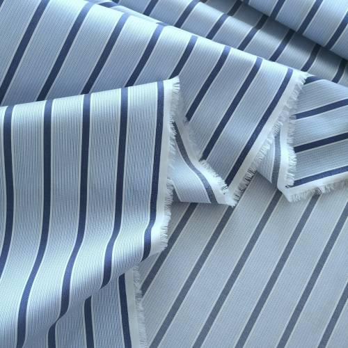 feiner Baumwollstoff mit eingewebten Streifen in Hellblau und Navy für sommerliche Blusen, Hemden, Kleider