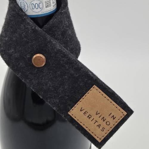 Tropfenfänger Flasche anthrazit, "In vino veritas" stoppt Weinflecken, Weingeschenk für Weinliebhaber, Weintrinker