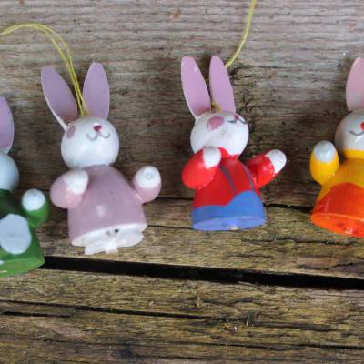 4 tlg. Osterhasen Holzanhänger Set Erzgebirge Strauchbehang Vintage DDR