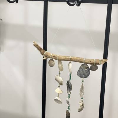 Windspiel „Green Shores“ - Deko-Anhänger mit Treibholz, Muscheln, Citrin und Glasschliffperlen